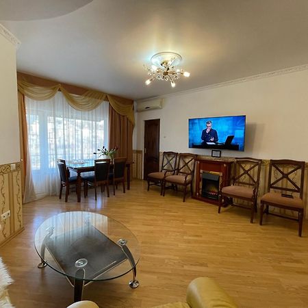 Гусарский отель и Апартаменты Киев Экстерьер фото